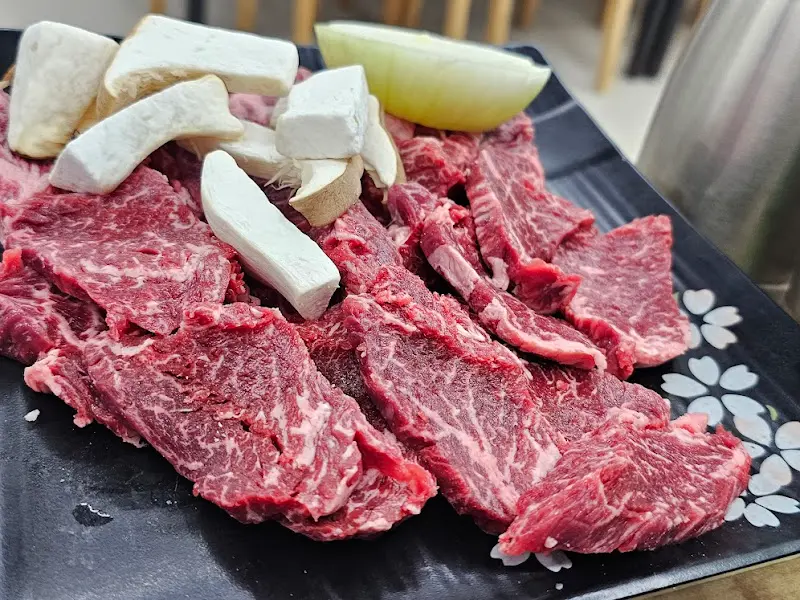 숯불 위에서 익어가는 생고기