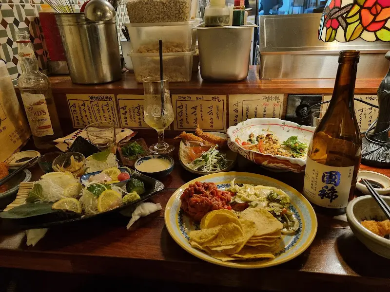 다채로운 메뉴가 놓인 테이블