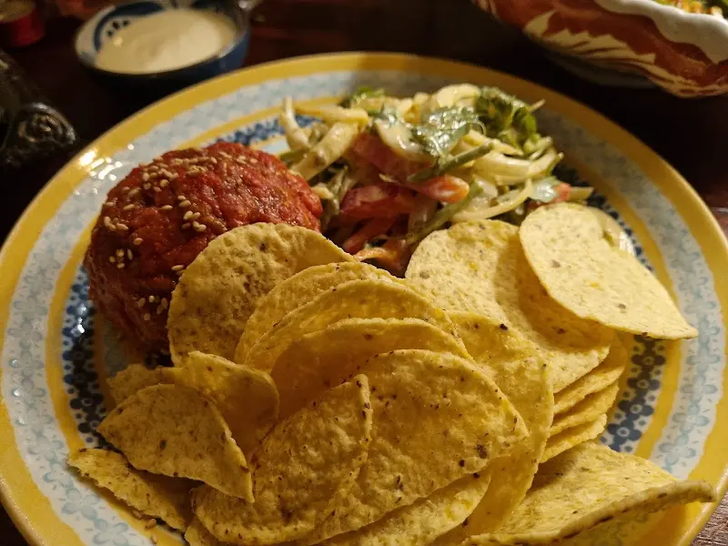 명란 튀김과 프라이칩 접시