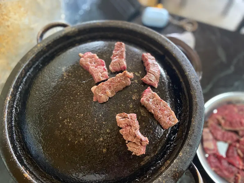 불판 위에서 맛있게 익어가는 안창살