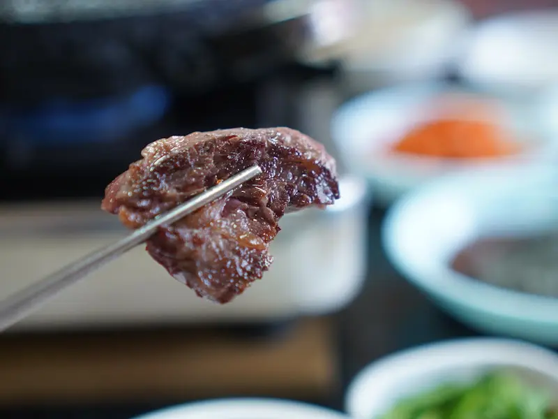 젓가락으로 집어 올린 안창살 한 점