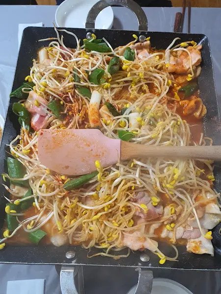 제육볶음과 콩나물이 어우러진 모습