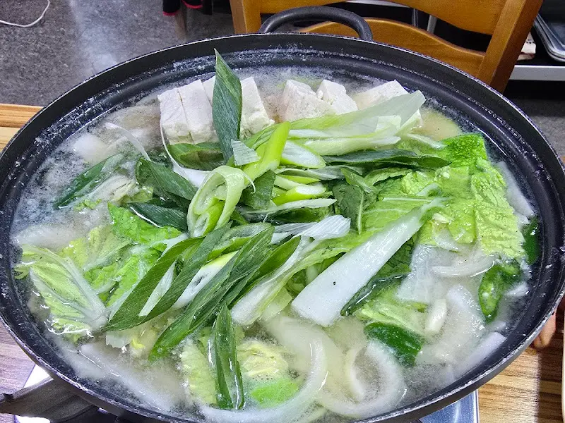 돼지갈비와 두부, 채소가 푸짐하게 들어간 젓국갈비