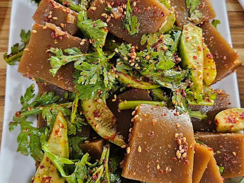 탱글탱글한 묵과 신선한 채소가 어우러진 묵무침