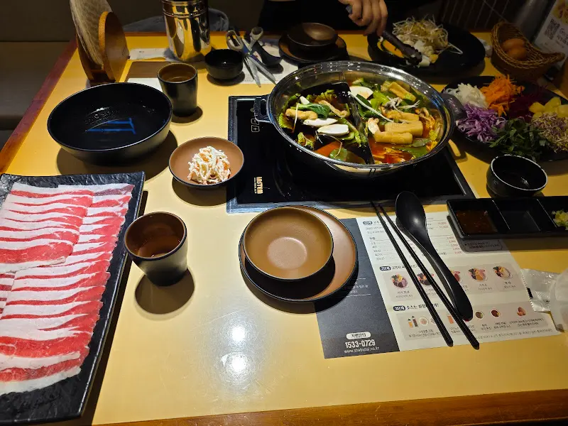 훠궈와 스키야키가 끓고 있는 테이블 전경