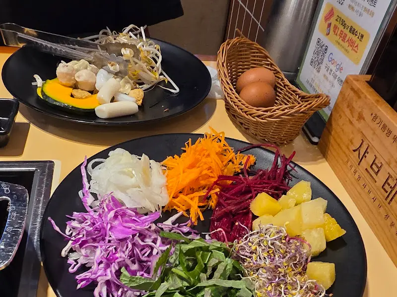 신선한 채소가 가득한 셀프바