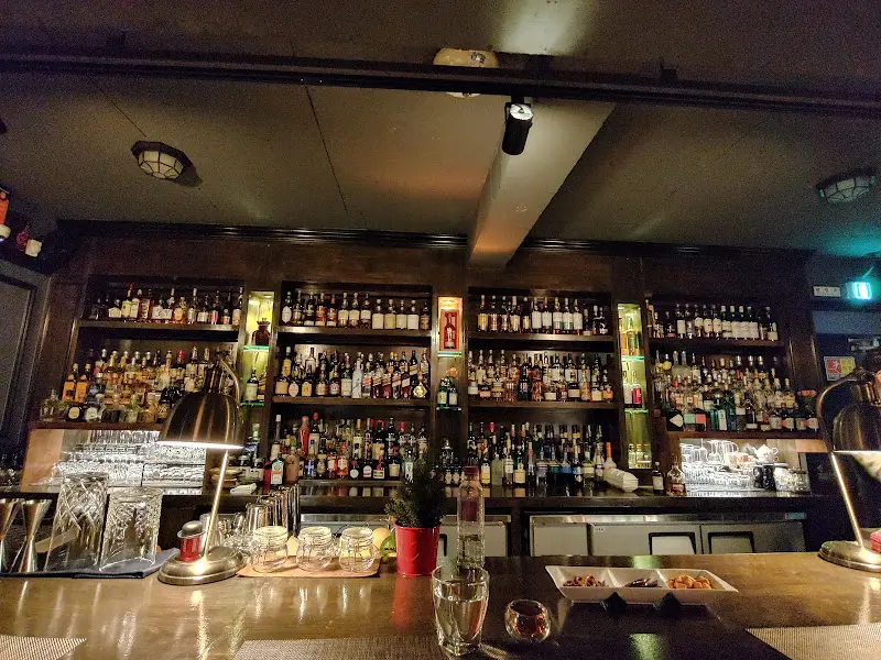 다양한 술들이 진열된 바