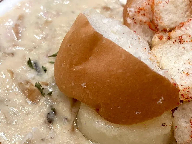 빵과 크림 소스