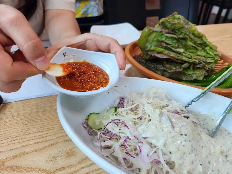 신선한 쌈 채소와 겉절이