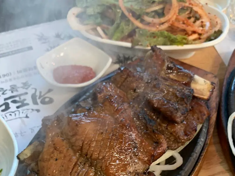 숯불에 구워져 나온 돼지갈비