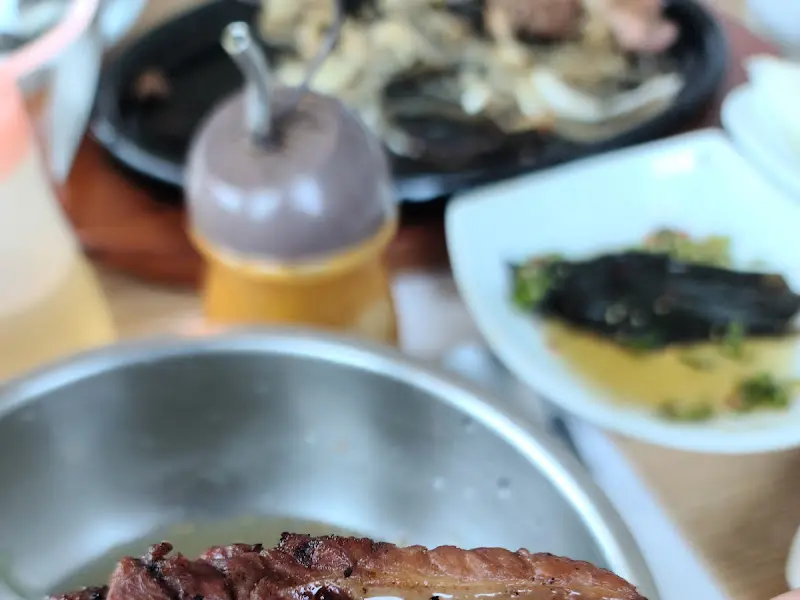 숯불갈비와 다양한 밑반찬