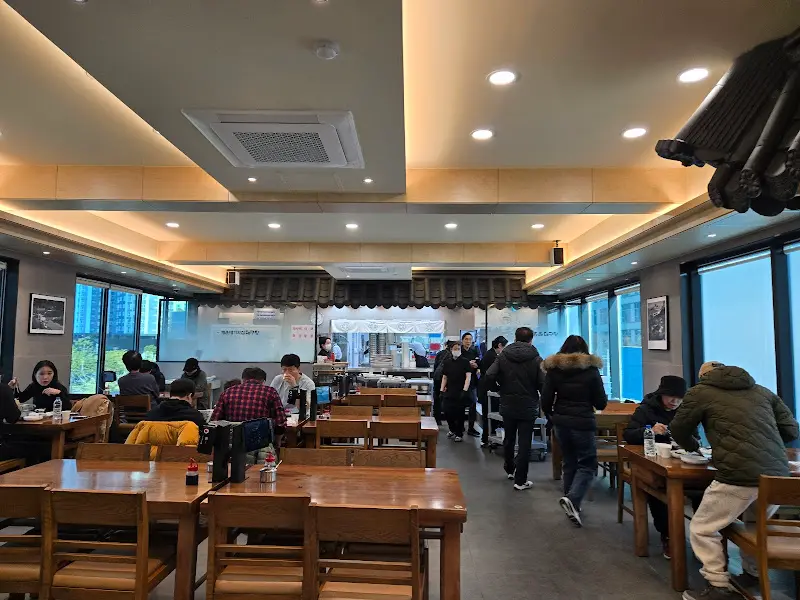 해운대 기와집 대구탕 식당 내부 전경