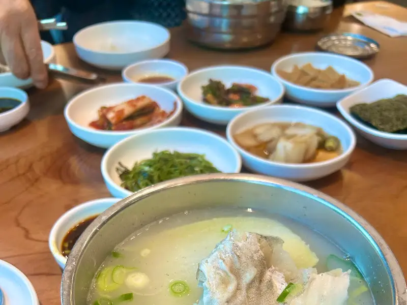 대구탕과 반찬 한 상 차림