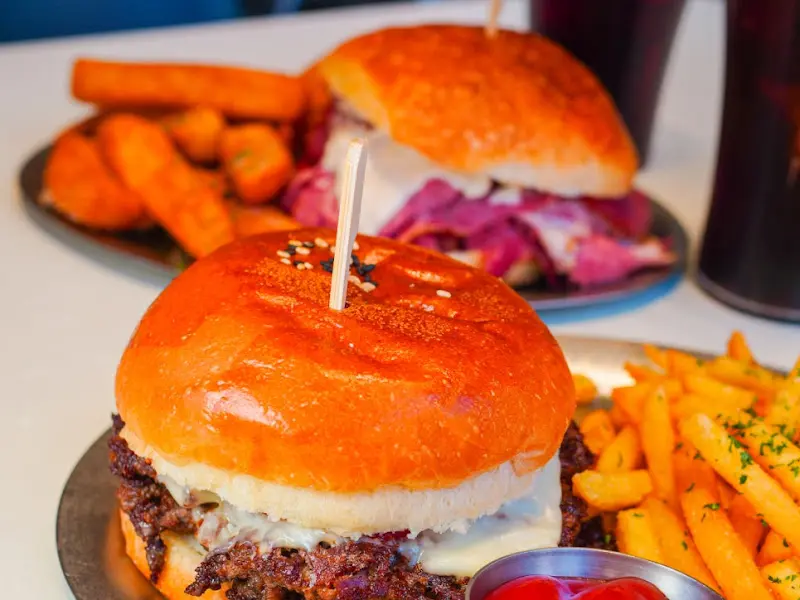 데일리픽스 베이컨 치즈버거와 파스트라미 샌드위치