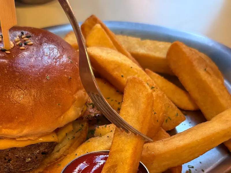 포크로 찍은 감자튀김