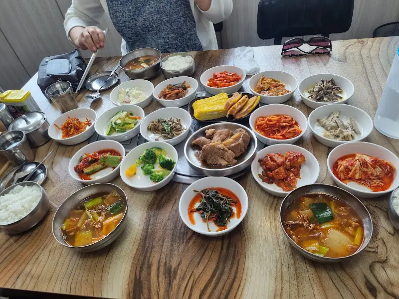 테이블 가득 차려진 반찬