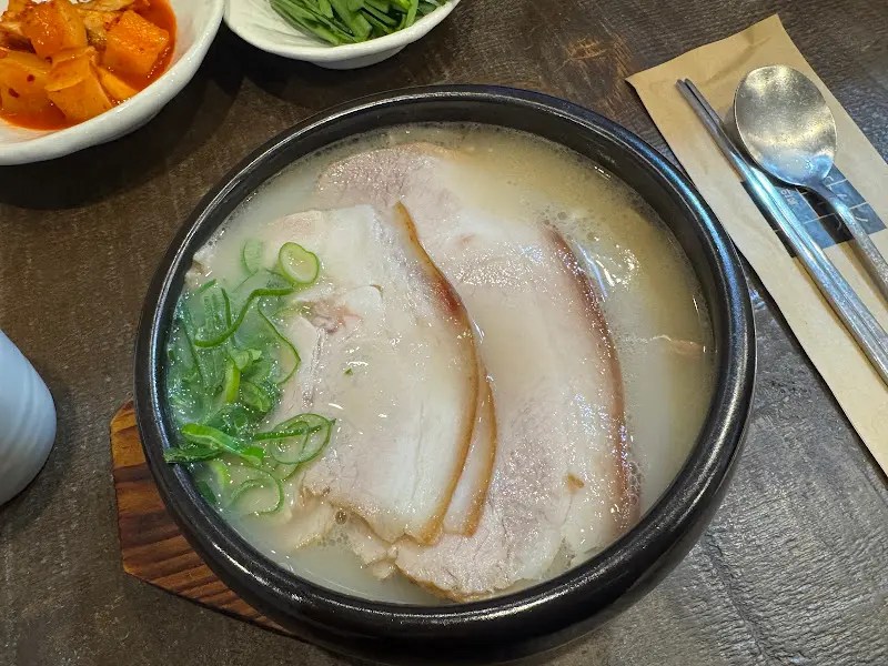 국밥에 말아져 나오는 밥