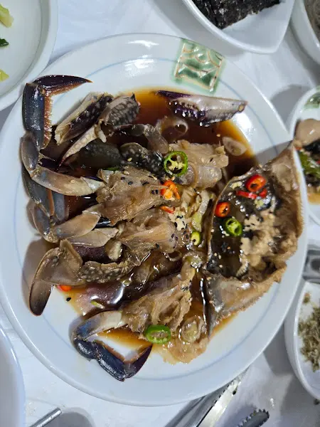 윤기가 흐르는 간장게장의 자태