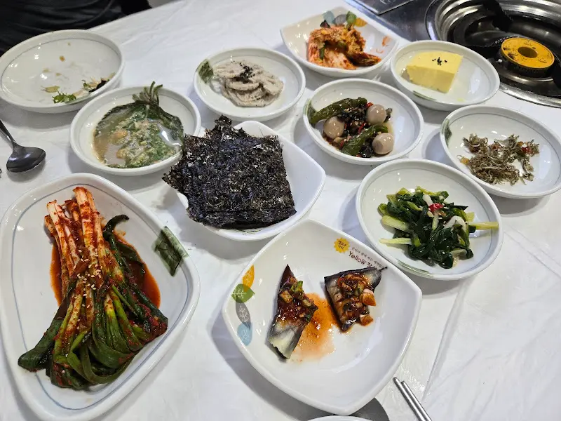 다채로운 색감의 밑반찬들