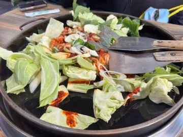벚꽃 휘날리는 강릉에서 만난 인생 닭갈비 맛집