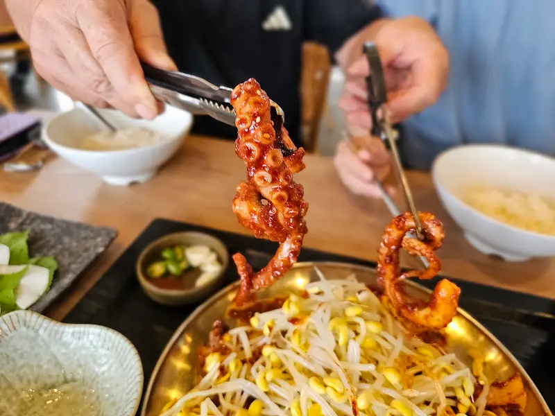 젓가락으로 집어 올린 낙지