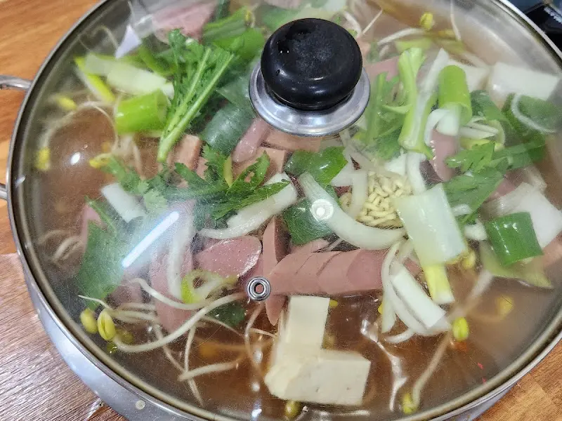 부대찌개가 끓기 전 모습