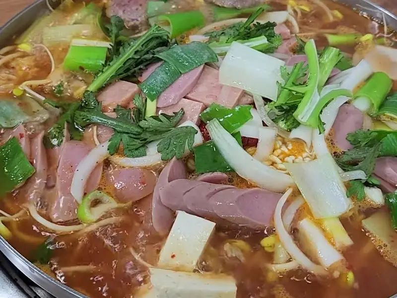 끓고 있는 부대찌개의 모습