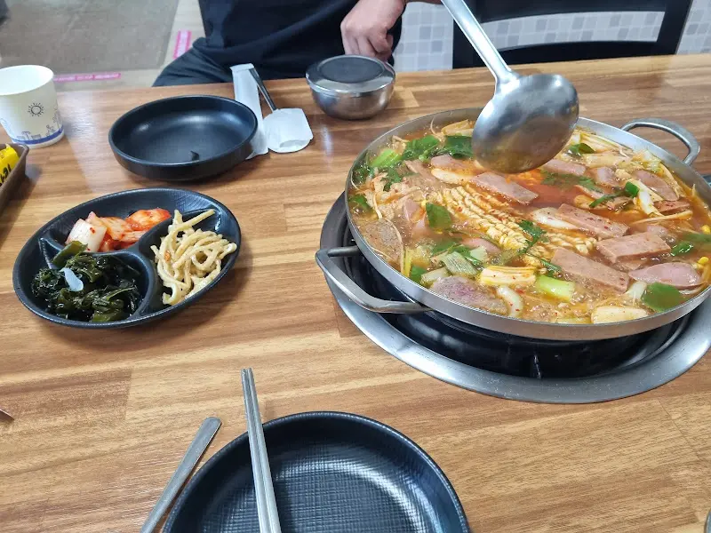 부대찌개 한 상 차림