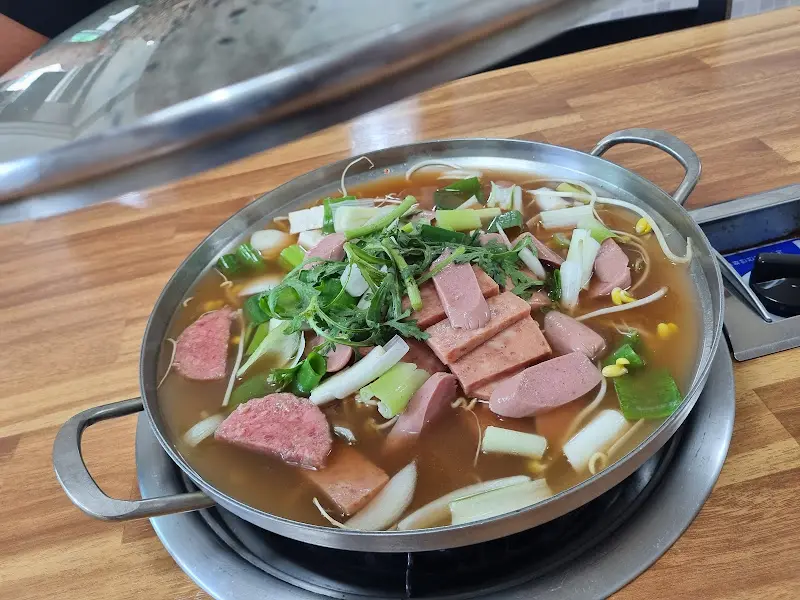 개인 접시에 담은 부대찌개