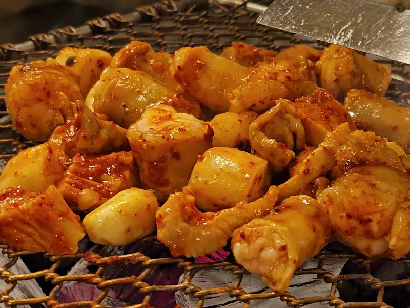 숯불 위에서 노릇하게 구워진 대창