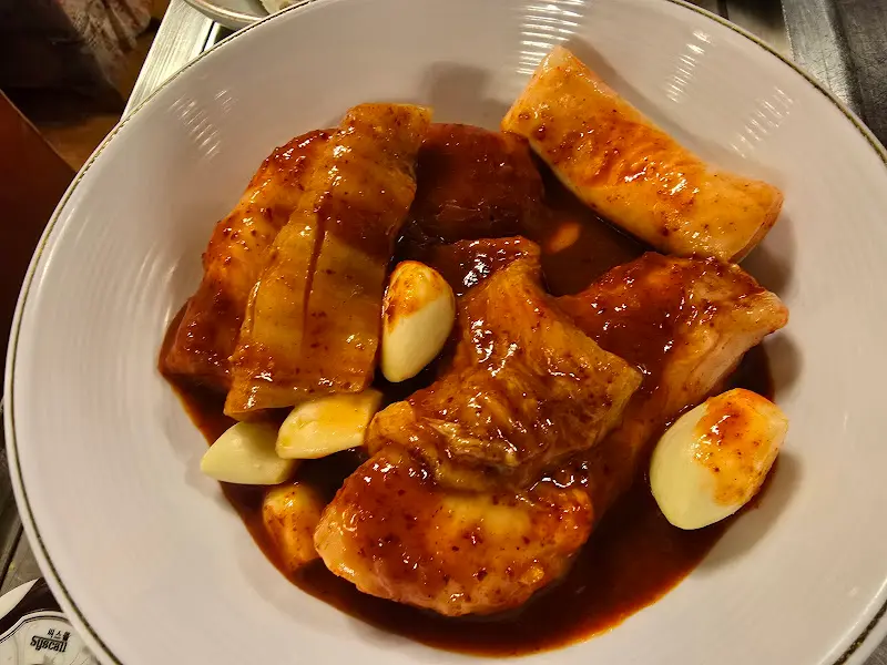 양념에 버무려진 곱창과 떡