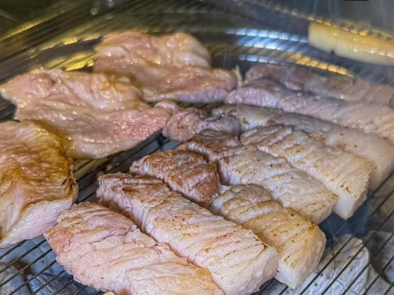 불판 위에서 맛있게 익어가는 흑돼지
