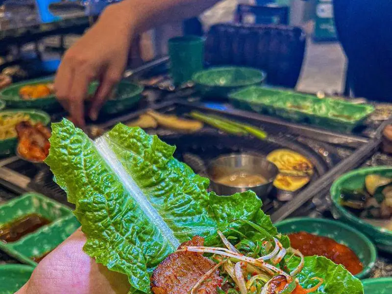 쌈 채소와 함께 즐기는 흑돼지