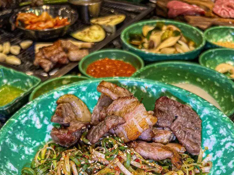 다양한 곁들임과 함께 즐기는 흑돼지