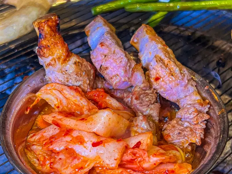 김치와 함께 구워 먹는 흑돼지