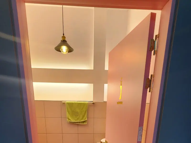 핫핑크 화장실 문