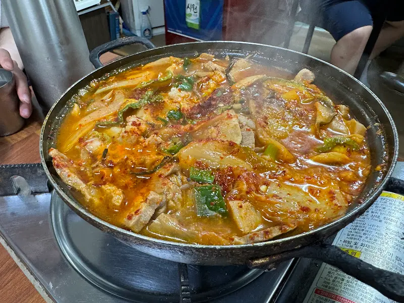 오징어 볶음 요리중