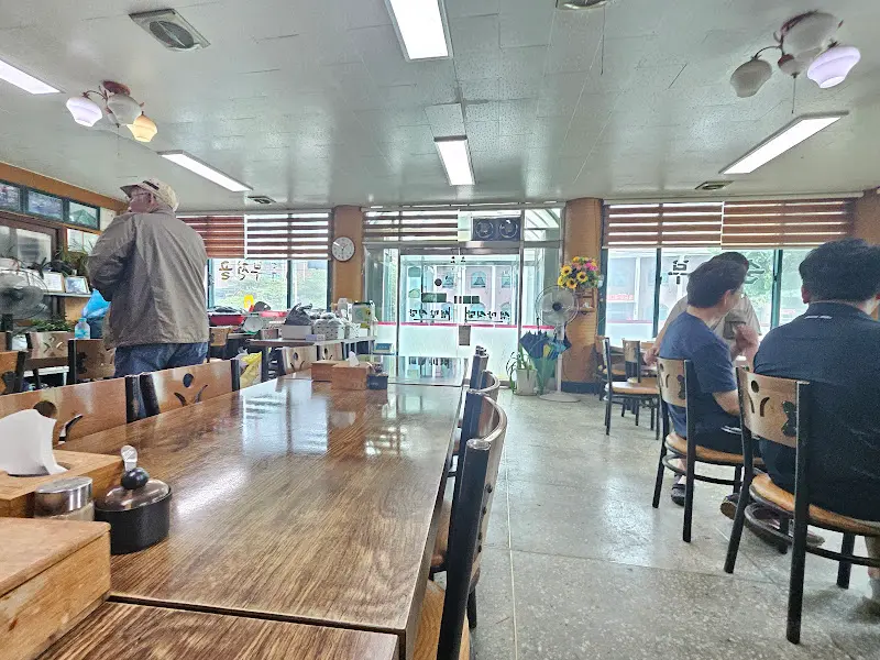 넓고 깔끔한 식당 내부