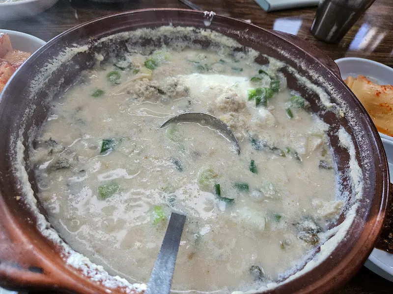 구수한 향이 느껴지는 되비지콩탕