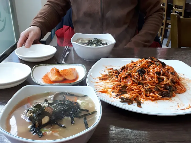 바지락 칼국수와 비빔국수