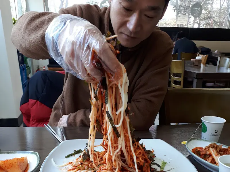 비빔국수 비비는 모습