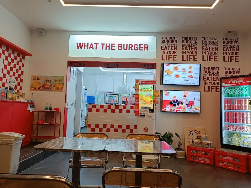 WHAT THE BURGER 내부 인테리어