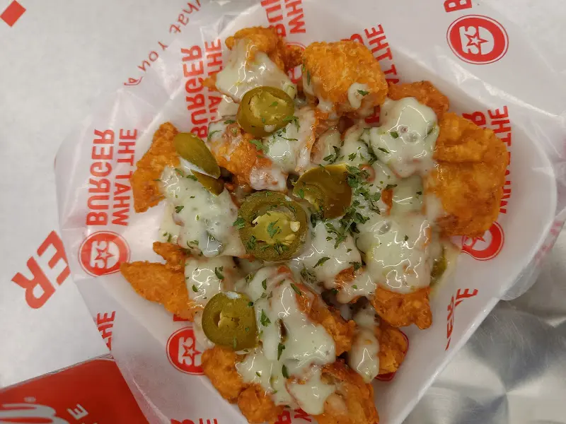 매콤한 할라피뇨 토핑이 올라간 감자튀김