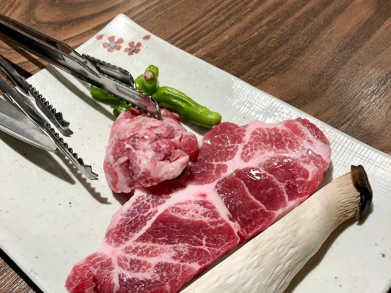 신선한 돼지고기의 클로즈업 샷, 붉은 살코기와 하얀 지방의 조화가 인상적이다.