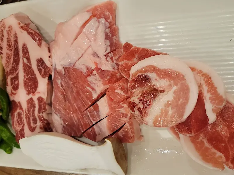 접시에 담겨 나온 돼지고기의 모습, 겉은 바삭하고 속은 촉촉해 보인다.