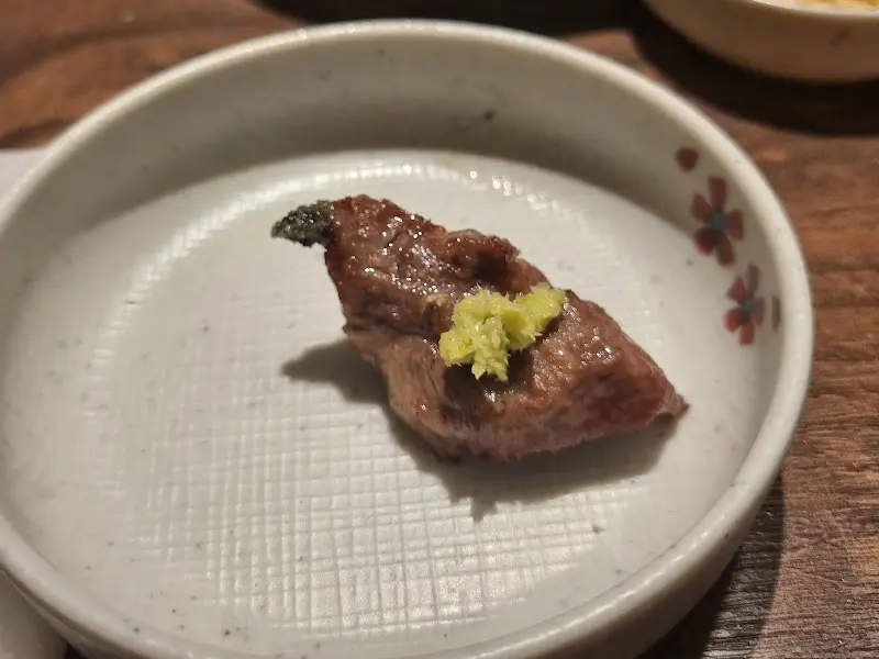 상다리가 부러질 듯 차려진 테이블 위에 다양한 음식들이 놓여있다.