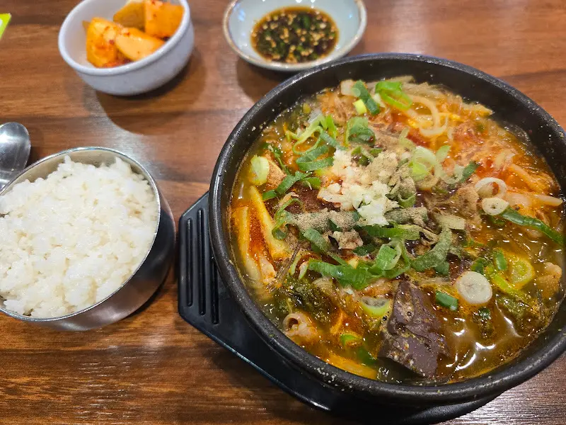 푸짐한 소고기 국밥 한 상