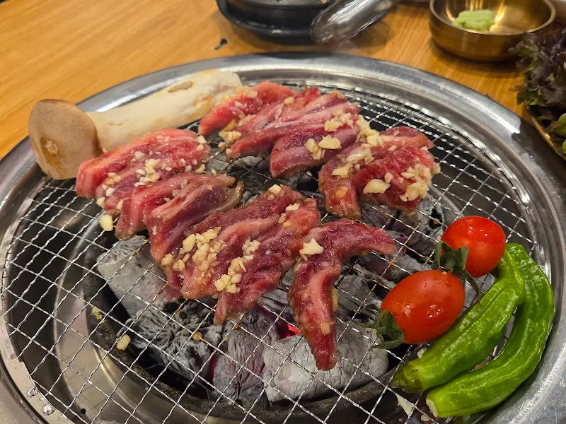 숯불 위에서 익어가는 와규 꽃갈비살