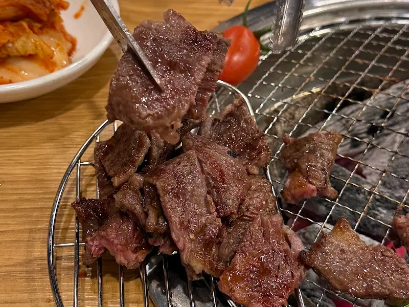 잘 익은 와규 꽃갈비살을 집는 모습