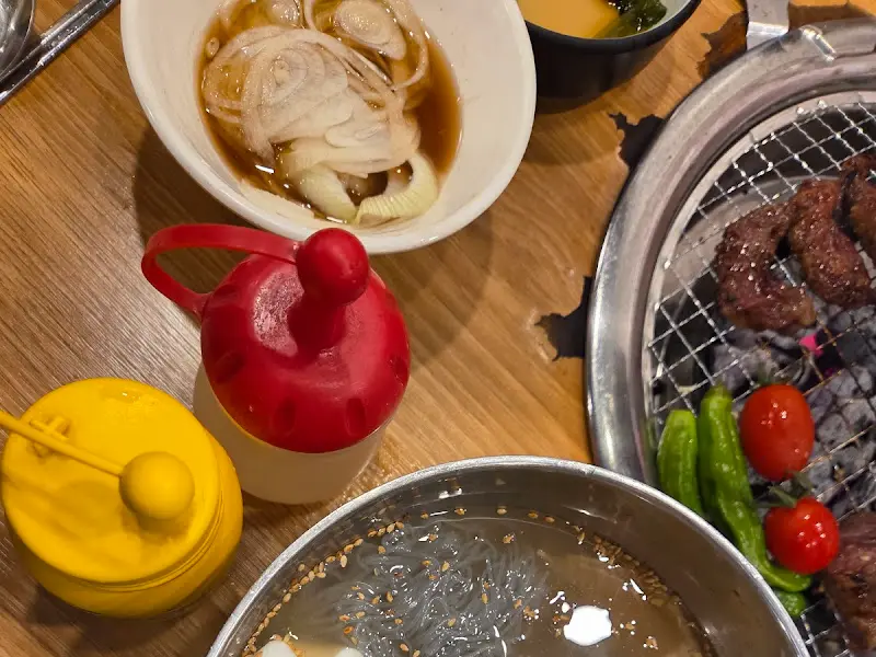 곁들임 메뉴와 함께 차려진 풍성한 한 상